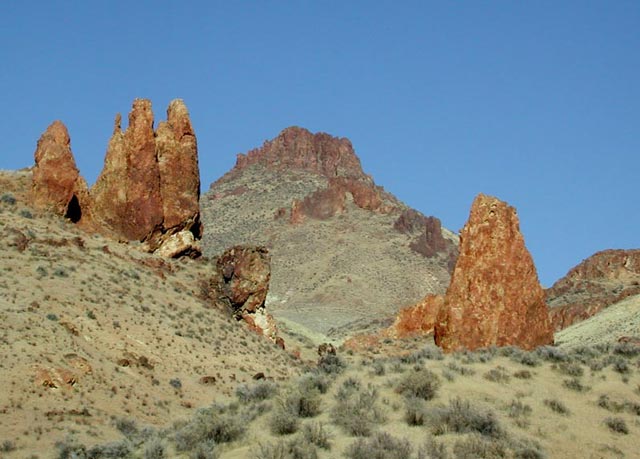 Rock Formations in Leslie Gulch (76433 bytes)