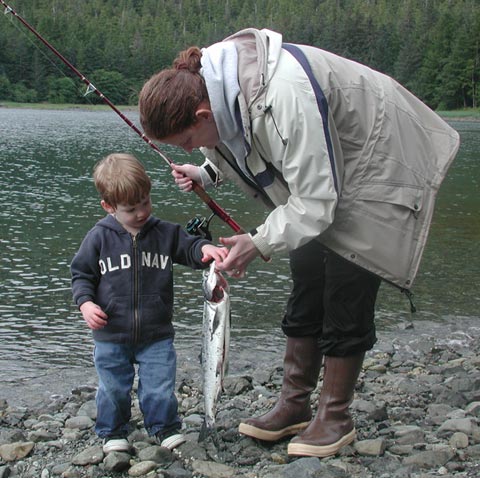 Melissa and Connor with a Fish (57482 bytes)