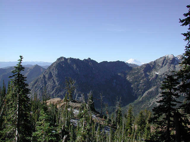 Esmerelda Peaks and Mt. Rainier (57362 bytes)