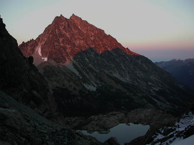 Alpine Glow on Mt. Stuart (33431 bytes)