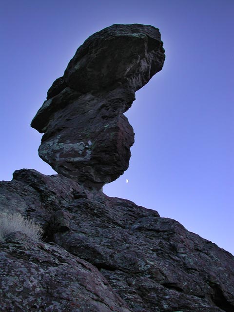 The Moon and Balanced Rock (46123 bytes)