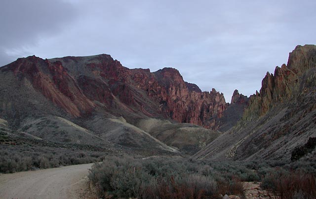 Leslie Gulch Formations III (58355 bytes)