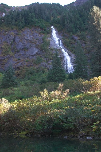 Medvejie Waterfall (81939 bytes)