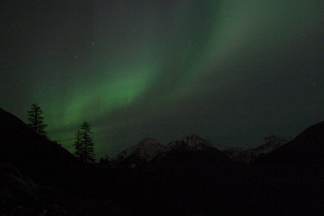Northern Lights over the Sisters 2-II (33049 bytes)