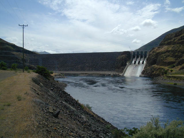 Brownlee Dam (45977 bytes)