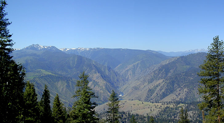 Looking Down on the Salmon River (77166 bytes)