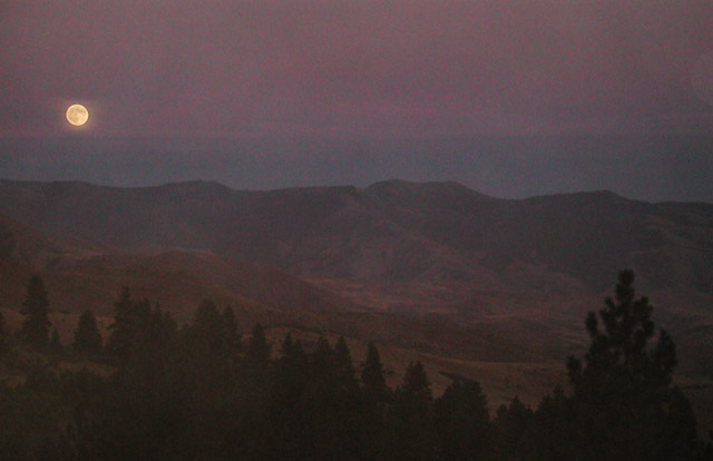 Northeast Oregon Moonrise (40429 bytes)