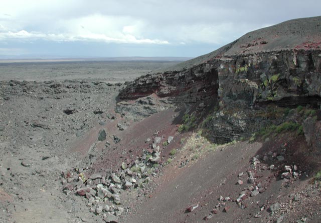 Coffee Pot Crater (78924 bytes)