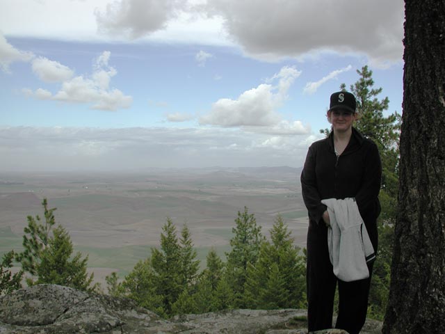 Melissa and the View North from Kamiak Butte (42019 bytes)