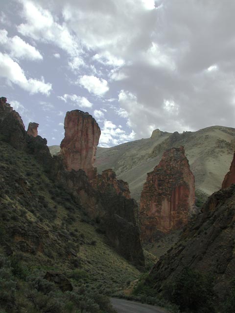 Looking Into Leslie Gulch (41802 bytes)