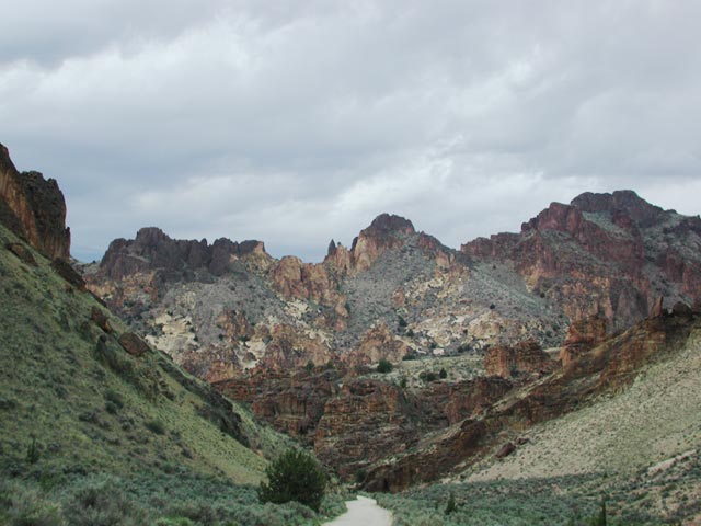 Leslie Gulch Formations II (51127 bytes)