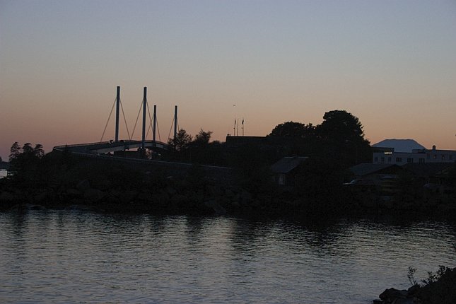 O'Connell Bridge and Castle Hill Silhouette (45794 bytes)