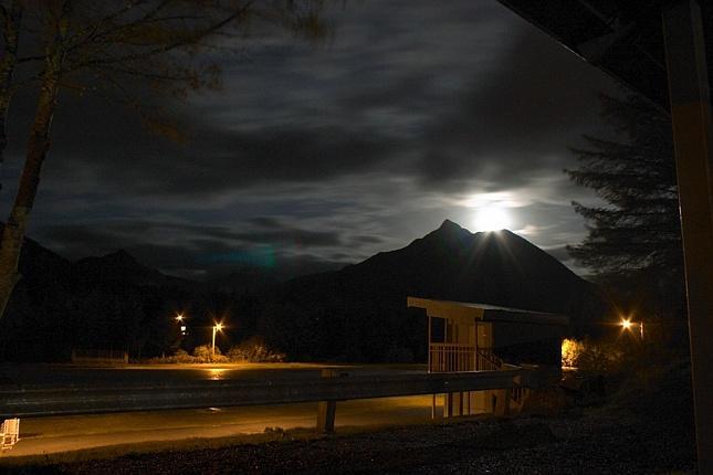 Moonrise at Moller Field (90518 bytes)