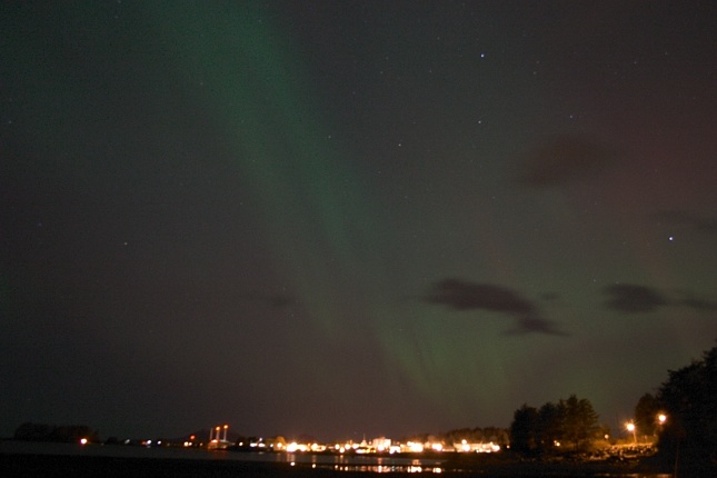 Northern Lights over Sitka (60830 bytes)