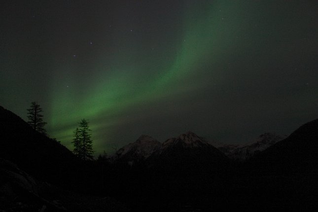 Northern Lights over the Sisters 2-I (24525 bytes)