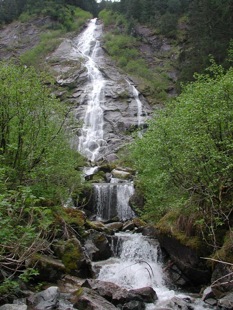Medvejie Waterfall (94637 bytes)