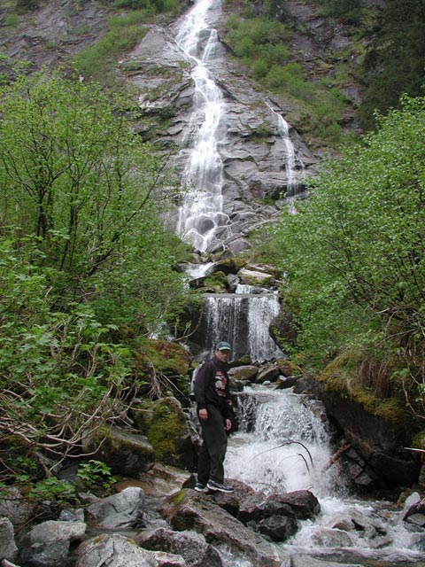 Medvejie Waterfall (97950 bytes)