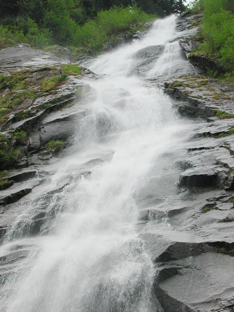 Closeup of Medvejie Waterfall (59033 bytes)