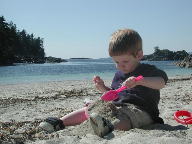 Connor Shoveling More Sand (55689 bytes)