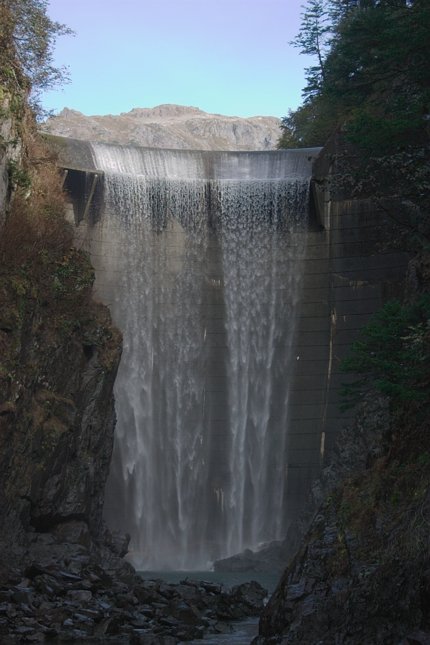 Blue Lake Dam (53557 bytes)