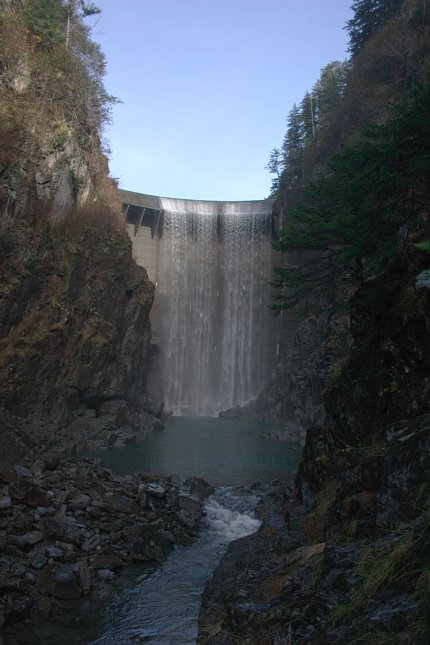 Blue Lake Dam (54383 bytes)