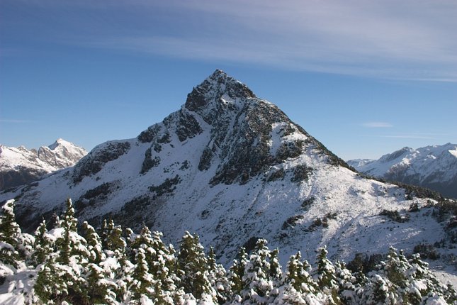Main Peak of Verstovia (74858 bytes)