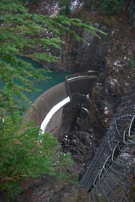 Blue Lake Dam Overlook (86526 bytes)