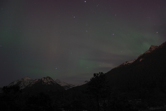 Northern Lights --(Aurora borealis) (48189 bytes)