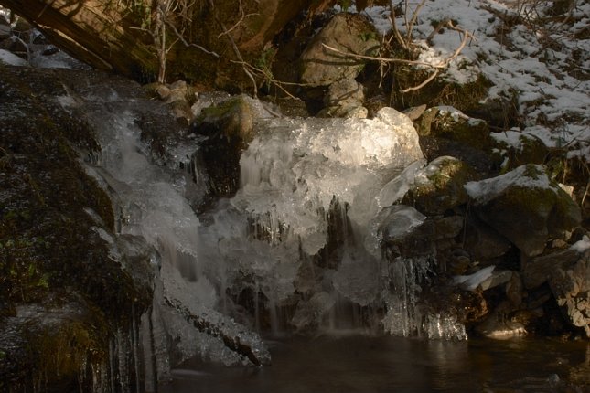Ice Formations II (69478 bytes)