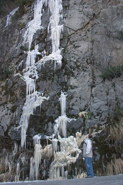 Melissa and an Ice Formation (97145 bytes)