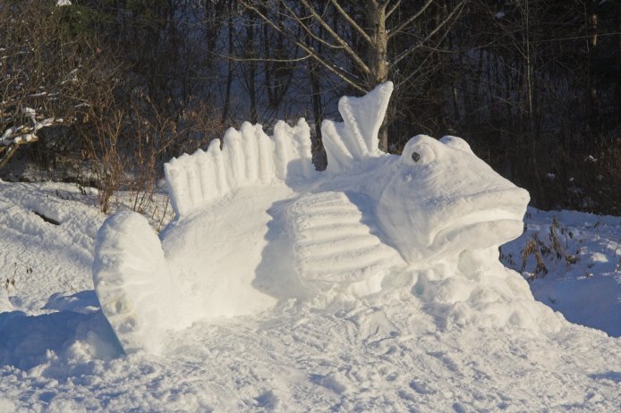 Snow Sculpture (80910 bytes)
