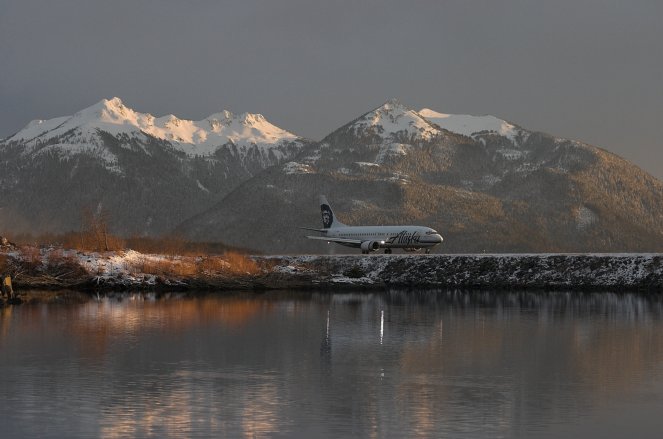 Alaska Airlines Jet on Runway (48145 bytes)