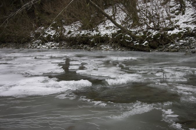 River Ice (86133 bytes)