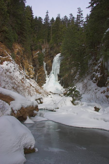Frozen River and Falls (69481 bytes)