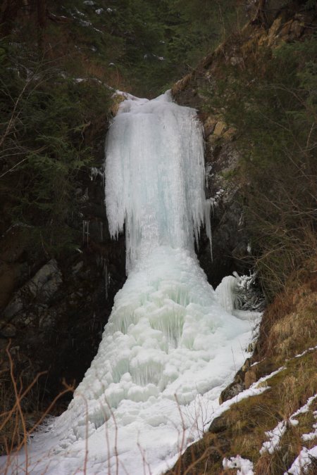 Side Ice Falls (71056 bytes)