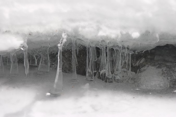 Upside Down Icicles (40720 bytes)